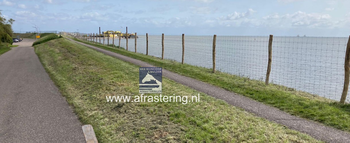 Temporary mesh fencing dike in Volendam Temporary mesh fencing dike in Volendam